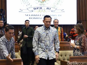 Aksi Ibas Dampingi AHY yang Rapat Perdana di DPR sebagai Menteri