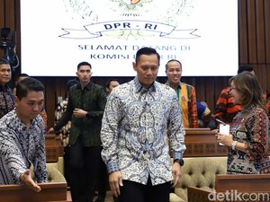 Aksi Ibas Dampingi AHY yang Rapat Perdana di DPR sebagai Menteri