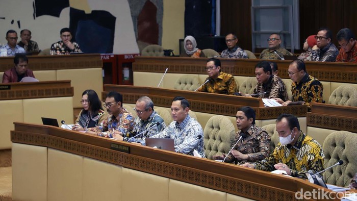 Menteri ATR/BPN, Agus Harimurti Yudhoyono (AHY) ikuti Raker dengan Komisi II DPR RI. AHY menyinggung anggarannya diblokir oleh Menteri Keuangan.