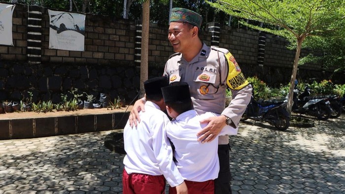 Aipda Minanto mendirikan SD di Way Kanan, Lampung.