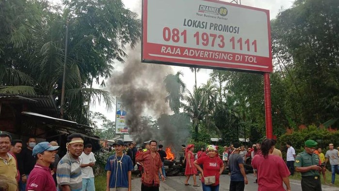 Aksi blokir jalan yang dilakukan warga di Sibolangit, Deli Serdang. (Istimewa)