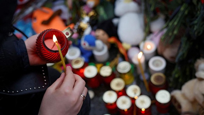 People gather at a makeshift memorial to the victims of a shooting attack set up outside the Crocus City Hall concert venue in the Moscow Region, Russia, March 24, 2024. REUTERS/Maxim Shemetov