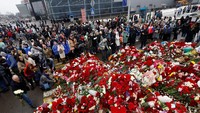 Warga pun beramai-ramai meletakan bunga dan lilin di dekat lokasi kejadian sebagai bentuk solidaritas.  
