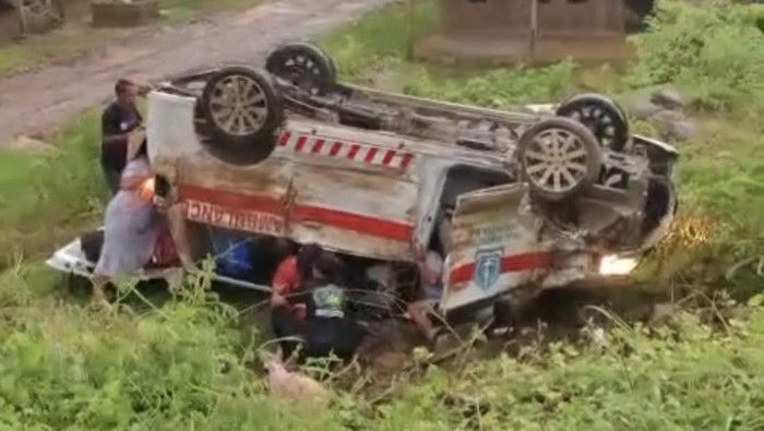Ambulans milik RSUD Datu Pancaitana Bone terjun ke jurang.