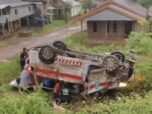 Ambulans Bawa Pasien RSUD Datu Pancaitana Bone Terjun ke Jurang di Maros