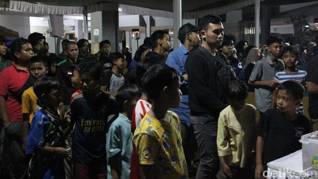 Antrean warga saat mendapatkan makanan berbuka puasa di Masjid Salman ITB