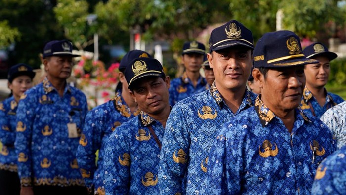 ASN Pemkab Klungkung mengikuti apel di Alun-alun Ida Dewa Agung Jambe, Senin (25/3/2024). (Putu Krista/detikBali)
