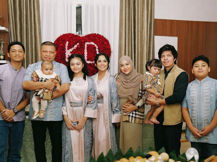 Kebahagiaan Kris Dayanti Rayakan Ultah Bareng Keluarga