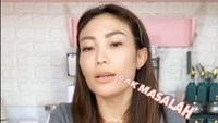 Ayu Dewi juga sering membuat video mukbang di dapurnya yang serba warna pink. Kali ini, wanita berusia 39 tahun itu mencicipi Nasi Bejeg yang belum lama ini viral. Foto: Instagram @ayudewi7984