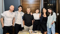 Ayu Dewi juga suka berkumpul bersama teman-temannya. Seperti ini momen ketika dia makan di restoran dengan Luna Maya dan Maxime sampai Melaney Ricardo dan suaminya. Foto: Instagram @ayudewi7984