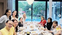 Presenter ini juga suka mampir ke rumah teman artisnya dan berkumpul untuk makan-makan seru. Kali ini ia menunjukkan momen makan-makan di rumah Titi Kamal. Makanan yang disajikan ada spaghetti sampai cendol. Foto: Instagram @ayudewi7984
