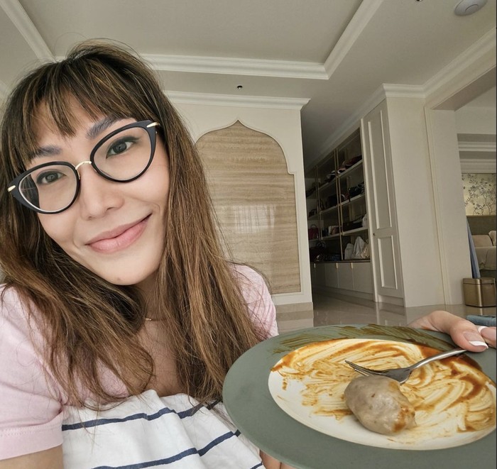 Ayu Dewi Hobi Mukbang Makanan Viral, Nasi Bejeg Sampai Mie Gacoan