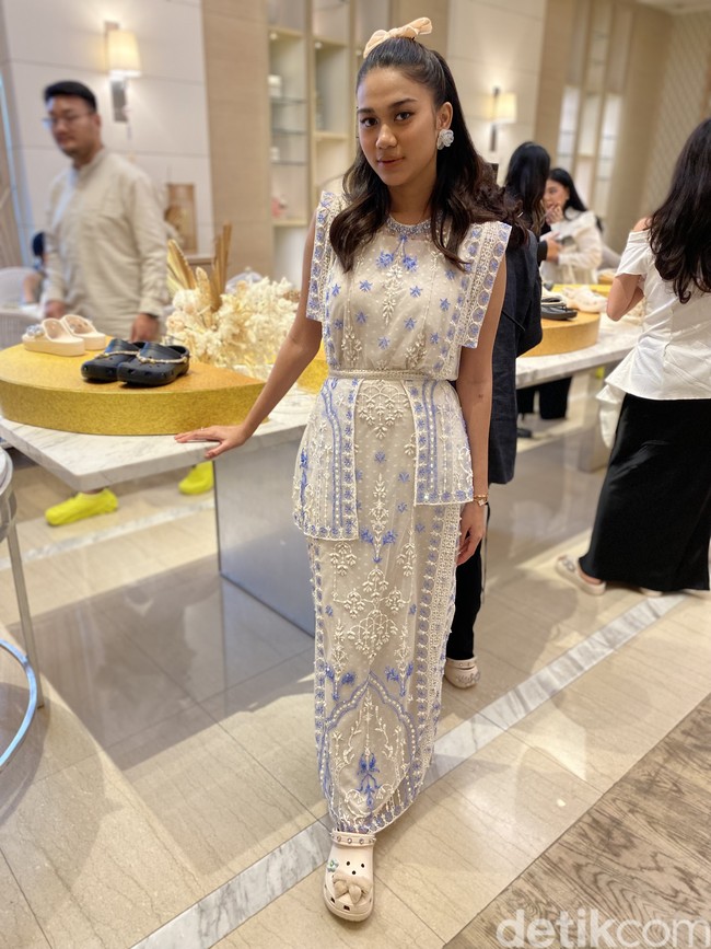 Azizah Salsha, istri pemain Timnas Pratama Arhan, menghadiri Crocs Intimate Ramadan Soiree di Fairmont Hotel Jakarta, Jumat (22/3/2024). Acara tersebut digelar setelah kemenangan Indonesia atas Vietnam di babak Grup F Kualifikasi Piala Dunia 2026 sehari sebelumnya. (Foto: Daniel Ngantung/detikcom)