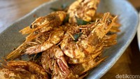 Menu yang didapatkan untuk Paket Berkah ini terbilang banyak. Ada 2 porsi cumi goreng tepung, 2 porsi udang pancet besar goreng pesisir yang gurih dan padat. Foto: detikcom/Riska Fitria