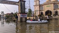 Banjir melanda kawasan Demak hingga Kudus, Jawa Tengah, akibat tanggul jebol di Sungai Wulan. Namun viral narasi yang menyebut Selat Muria muncul lagi karena penurunan tanah di pesisir Demak. Kemunculan selat Muria yang viral dikaitkan dengan banjir di Kota Demak dan sekitarnya. Meski begitu, pakar geologi Badan Riset dan Inovasi Nasional (BRIN) Eko Soebowo mengatakan banjir bukan penyebab utama mengapa selat Muria bisa muncul kembali. Mochamad Saifudin/detikjateng  