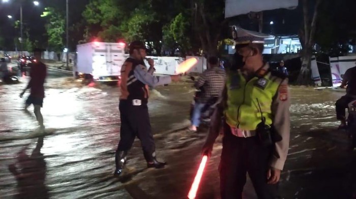 Banjir di Jalan Raya Bogor setinggi 30 Cm akibat tanggul jebol