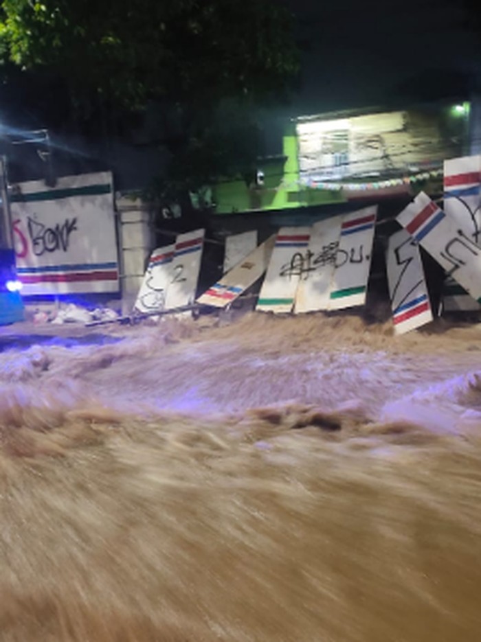 Banjir di kawasan pertigaan Hek, Jl Raya Bogor, Kramat Jati, Jakarta Timur, 25 Maret 2024, awal pagi. (TMC Polda Metro Jaya)
