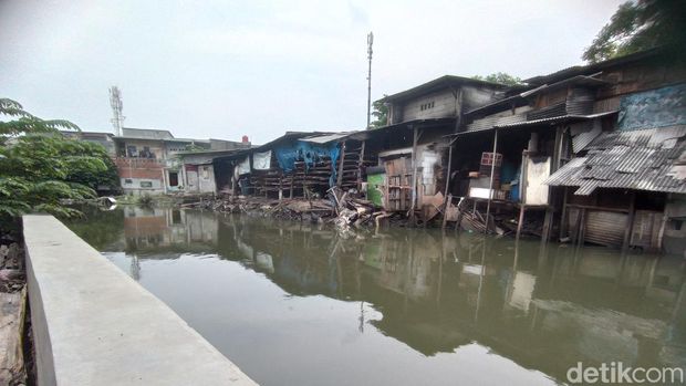 Banjir di Tegal Alur, Kalideres, Jakbar terjadi lebih dari 2 hari. Warga berharap Kali Semongol dikeruk lebih dalam agar aliran air di sungai lebih baik. (Taufiq S/detikcom)