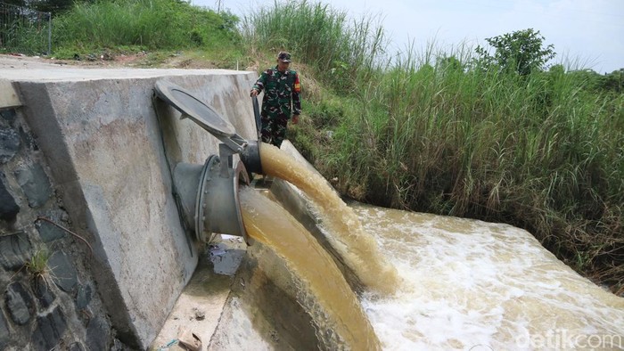 Pompa dihidupkan untuk mengurangi dampak banjir di Dukuh Tanggulangin Desa Jati Wetan Kecamatan Jati, Senin (25/3/2024)