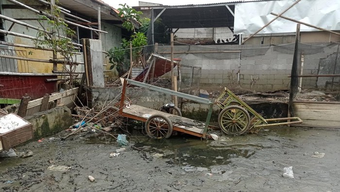 Banjir mulai surut di Tegal Alur, Jakarta Barat, Senin (25/3/2024).