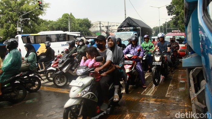 Petugas Dishub mengatur lalu lintas di pertigaan Hek Kramat Jati, Jakarta Timur, Senin (25/3/2024).