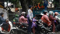 Saat ini petugas gabungan memasang bronjong atau tumpukan batu kali di Hek kawasan Kramat Jati untuk menangani limpasan air atau banjir di daerah itu.  