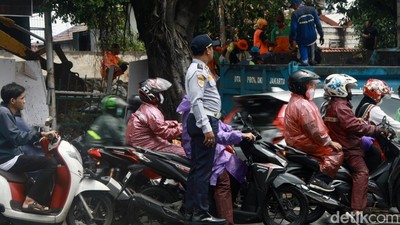 Banjir Surut, Lalin Pertigaan Hek Kramat Jati Masih Macet
