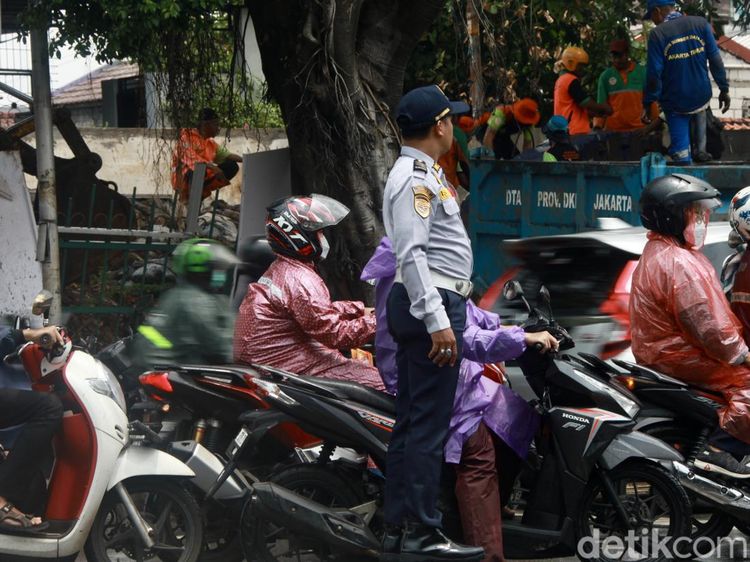 Banjir Surut, Lalin Pertigaan Hek Kramat Jati Masih Macet