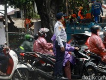 Banjir Surut, Lalin Pertigaan Hek Kramat Jati Masih Macet