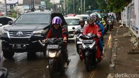Akibatnya, dari pagi hingga saat ini jalanan masih macet.  