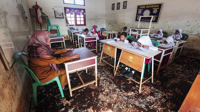 Banjir Surut, Siswa SD di Jambi Kembali Semangat Menimba Ilmu Sejumlah siswa mengikuti kegiatan belajar mengajar SDN 34 Sungai Bungur pascabanjir di Muaro Jambi, Jambi, Senin (25/3/2024).Banjir luapan Sungai Batanghari yang menggenangi sekolah itu sejak awal Januari 2024 dan meliburkan kegiatan belajar mengajar langsung sejak 14 Januari 2024 lalu atau 2 bulan lebih, tidak menyurutkan semangat 305 pelajar SD setempat untuk memulai lagi hari pertama sekolah pascabanjir pada hari ini. ANTARA FOTO/Wahdi Septiawan/rwa.