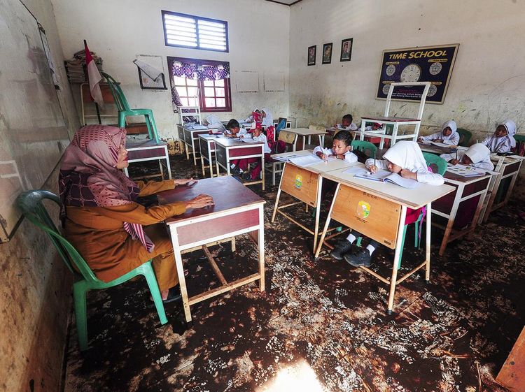 Banjir Surut, Siswa SD di Jambi Kembali Semangat Menimba Ilmu