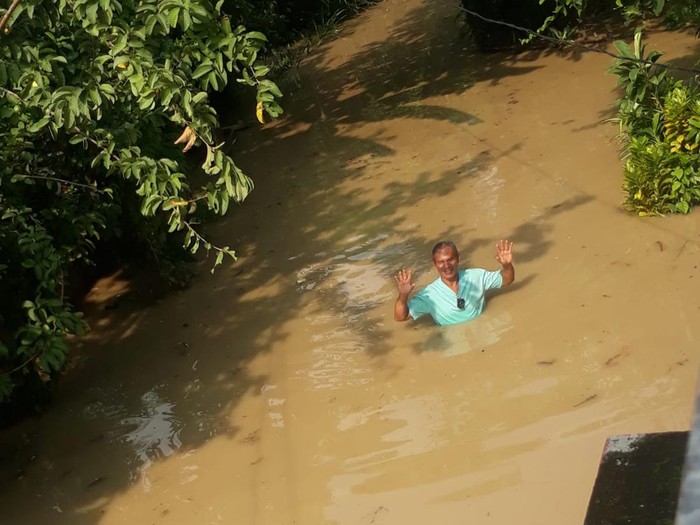 Banjir terjadi di Bekasi Utara meski tak ada hujan pada Minggu (24/3/2024)-(Tina/detikcom)