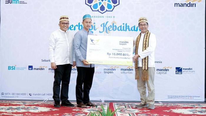 Bank Mandiri Taspen mengadakan acara Safari Ramadan. Mereka memberikan sumbangan ke yayasan sosial di sejumlah kota.
