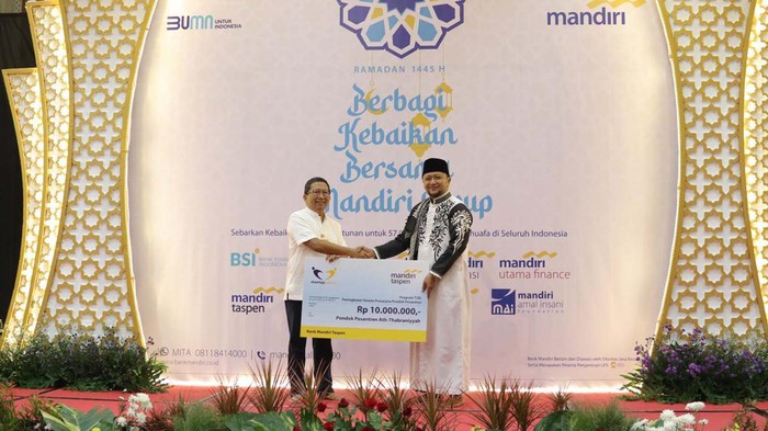 Bank Mandiri Taspen mengadakan acara Safari Ramadan. Mereka memberikan sumbangan ke yayasan sosial di sejumlah kota.