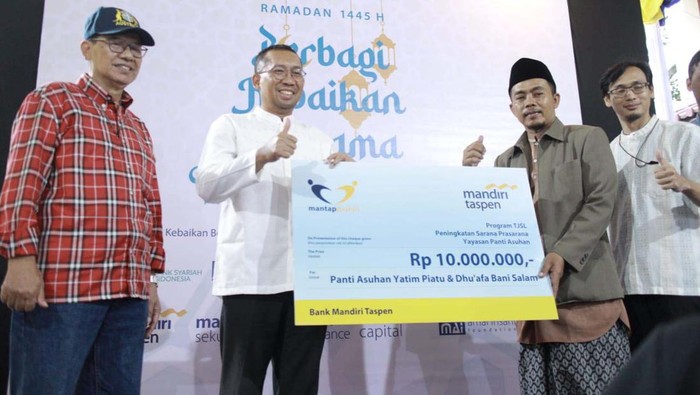 Bank Mandiri Taspen mengadakan acara Safari Ramadan. Mereka memberikan sumbangan ke yayasan sosial di sejumlah kota.