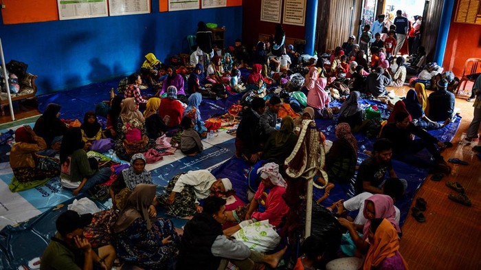Begini Kondisi Pengungsi Longsor di Cipongkor KBB Warga mengungsi di Aula Kantor Desa Cibenda, Kecamatan Cipongkor, Kabupaten Bandung Barat, Jawa Barat, Senin (25/3/2024). Data dari BPBD mencatat sebanyak 350 jiwa mengungsi akibat longsor yang terjadi Minggu (24/3/2024) malam. ANTARA FOTO/Raisan Al Farisi/rwa.