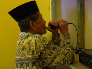 Kisah Tegarnya Abah Omi, Marbut Lansia yang Hidup Sebatang Kara