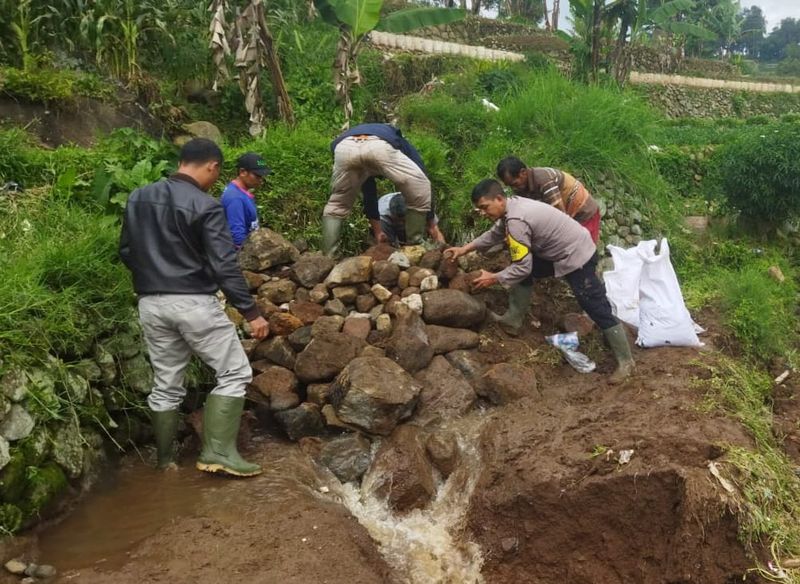 Bhabinkamtibmas Desa Panundaan Ciwidey, Aipda Asef, membuat program untuk warga binaannya.