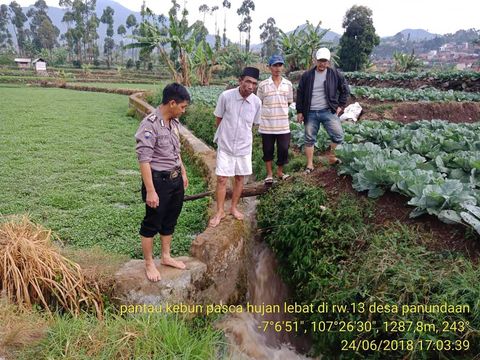 Bhabinkamtibmas Desa Panundaan Ciwidey, Aipda Asef, membuat program untuk warga binaannya.