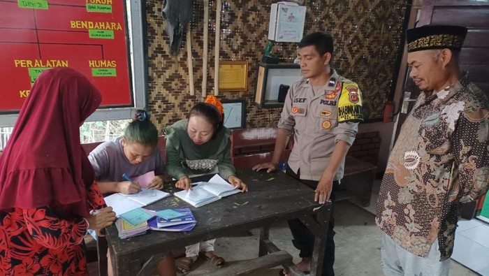 Bhabinkamtibmas Desa Panundaan Ciwidey, Aipda Asef, membuat program untuk warga binaannya.