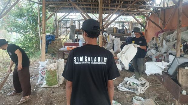 Bhabinkamtibmas Desa Panundaan Ciwidey, Aipda Asef, membuat program untuk warga binaannya.