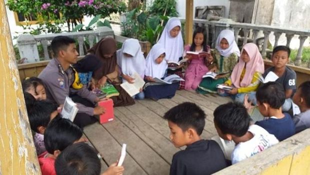 Bhabinkamtibmas Desa Panundaan Ciwidey, Aipda Asef, membuat program untuk warga binaannya.