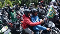 Bonek tampak memadati Mess Persebaya di Jalan Doho, Surabaya sejak pukul 09.00 WIB