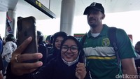 Beberapa Bonita berswafoto dengan bek Persebaya Surabaya Dusan Stevanovic di Bandara Juanda.
