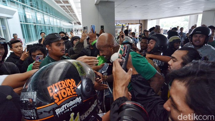 Bonek Kawal Persebaya hingga Bandara Juanda