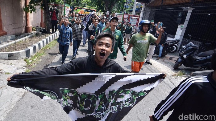 Bonek Kawal Persebaya hingga Bandara Juanda Bonek Kawal Persebaya hingga Bandara Juanda