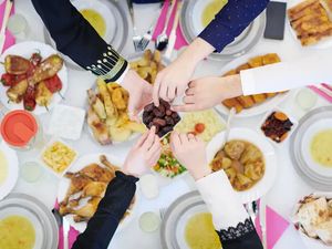 Bukber: Tradisi dan Ironi