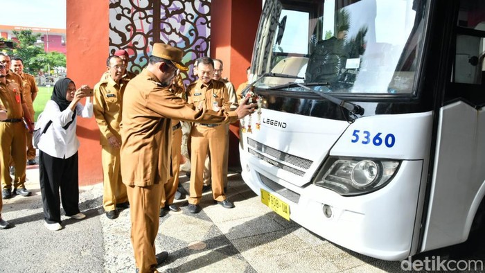 bupati fauzi meresmikan bantuan bus damri