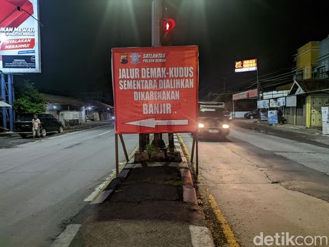 Pertigaan Trengguli, Kecamatan Wonosalam, Demak, sudah dibuka malam ini untuk semua kendaraan, Senin (25/3/2024).